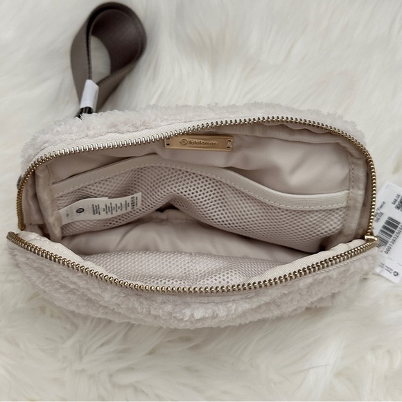 lululemon everywhere belt bag fleece - Picture 3 of 4